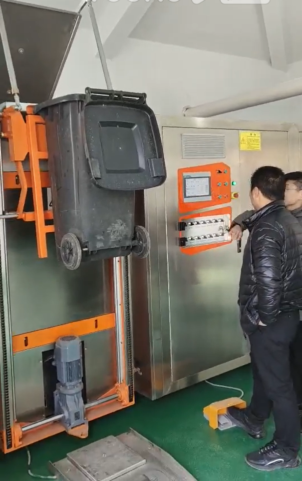 餐廚垃圾上料演示視頻-秦皇島鷹翔環(huán)�？萍加邢薰�
